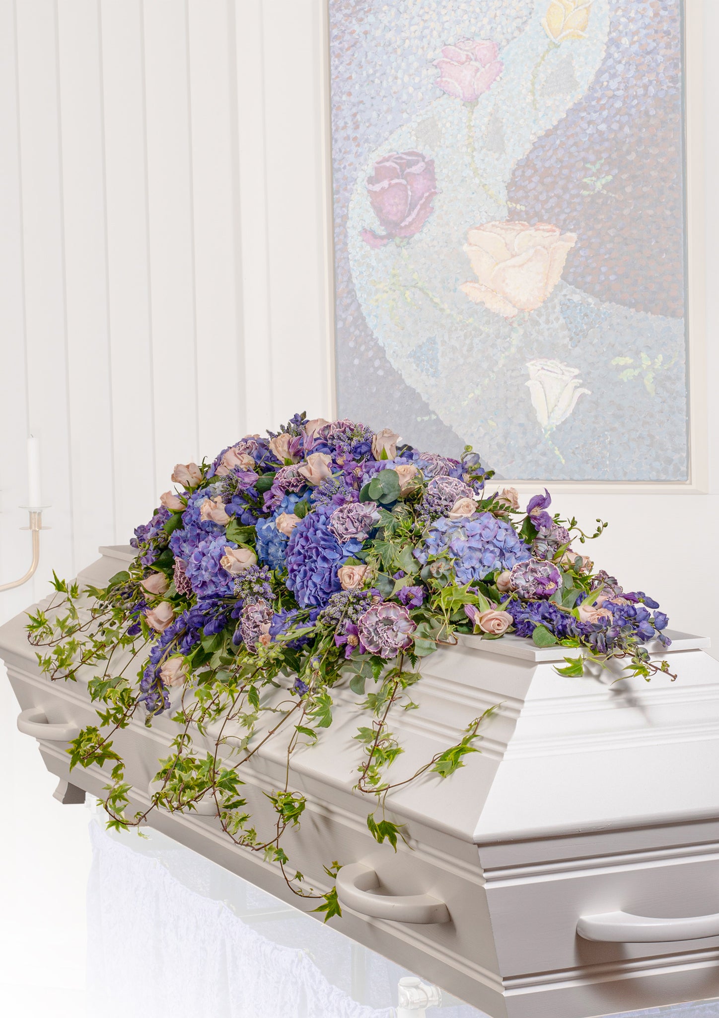 Kistepynt KD 03 – hvit kistepynt med hint av ceriserosa