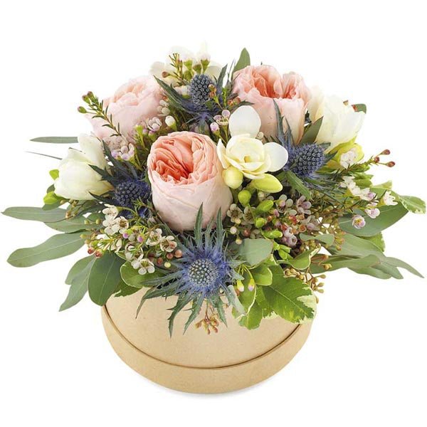 Blomsterdekorasjon i lyse og rosa toner