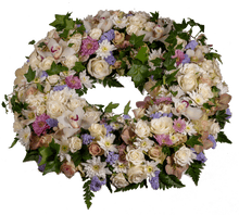 Last bilde i Galleri viewer, Blomster krans eller bårekrans i pastellfarger med sesongens blomster og grønt – levering i Haugesund, Karmøy og Kopervik