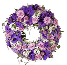 Last bilde i Galleri viewer, Blomsterkrans / bårekrans elegant i blått, lilla &amp; hvit til begravelse i Haugesund, kopervik og Karmøy